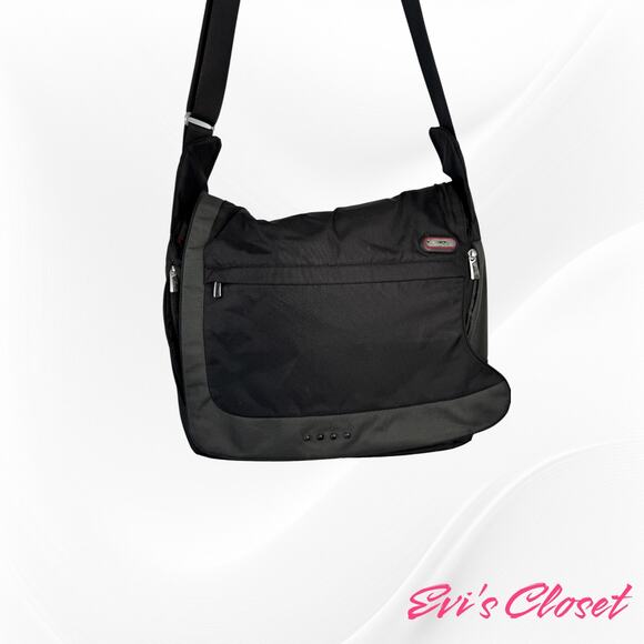 Tumi Init Black Nylon Expandable Messenger Laptop Bag #5112D - Picture 1 of 16
